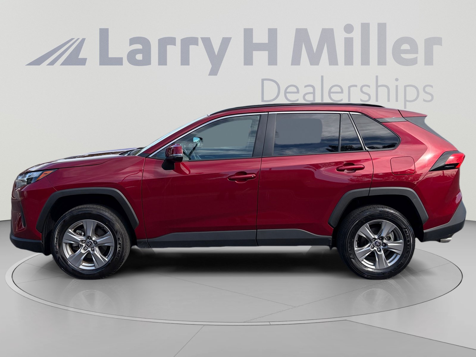 Used 2025 Toyota RAV4 XLE AWD/4WD image 2