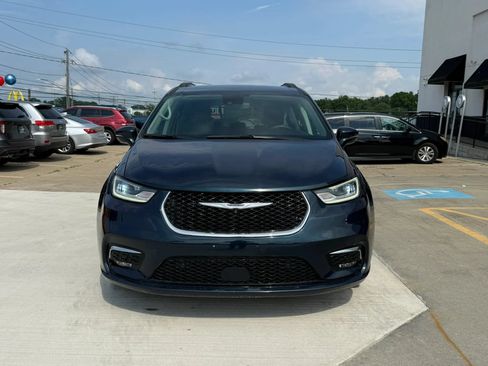 Used 2022 Chrysler Pacifica Touring-L w/ Uconnect Theater Family Group FWD image 2