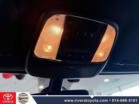 Used 2018 Jeep Grand Cherokee Laredo AWD/4WD image 27