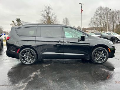 New 2026 Chrysler Pacifica Select w/ S Appearance Package