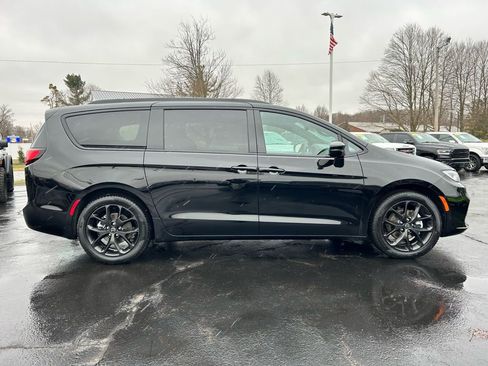 New 2026 Chrysler Pacifica Select w/ S Appearance Package image 2