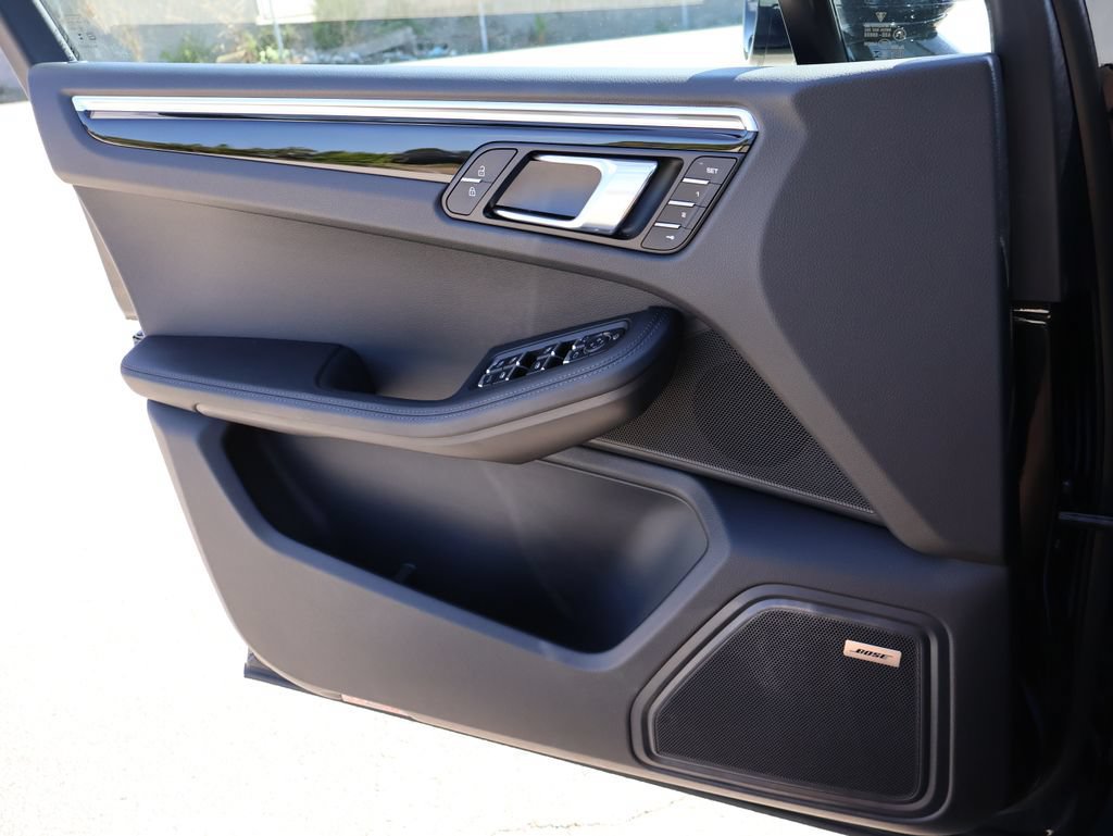 Certified 2026 Porsche Macan AWD/4WD image 35