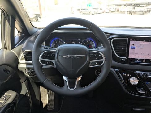 Used 2025 Chrysler Pacifica Select FWD image 25