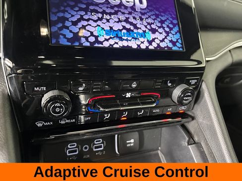 Used 2024 Jeep Grand Cherokee L Altitude AWD/4WD image 19