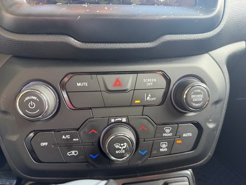 Used 2023 Jeep Renegade Latitude AWD/4WD image 37