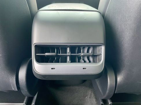 Used 2022 Tesla Model Y Long Range image 26