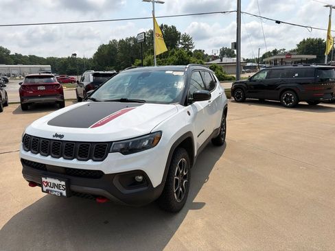 Used 2025 Jeep Compass Trailhawk AWD/4WD image 5