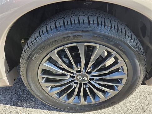 Certified 2024 INFINITI QX80 Sensory image 10