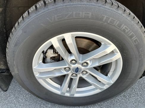 Used 2023 Ford Explorer XLT AWD/4WD image 10