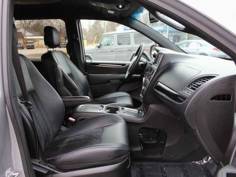 Used 2017 Dodge Grand Caravan SXT w/ Driver Convenience Group image 30