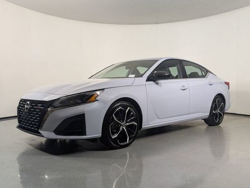 Used 2024 Nissan Altima 2.5 SR FWD image 3