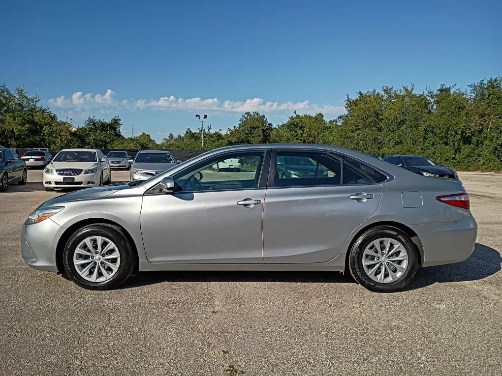 Used 2015 Toyota Camry LE FWD image 2