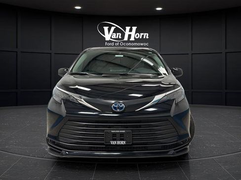 Used 2025 Toyota Sienna XLE FWD image 2