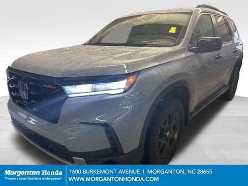 Used 2025 Honda Pilot TrailSport image 4