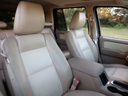 Used 2010 Ford Explorer XLT image 18