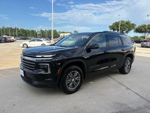 Used 2025 Chevrolet Traverse LT w/ Driver Confidence Package FWD image 4
