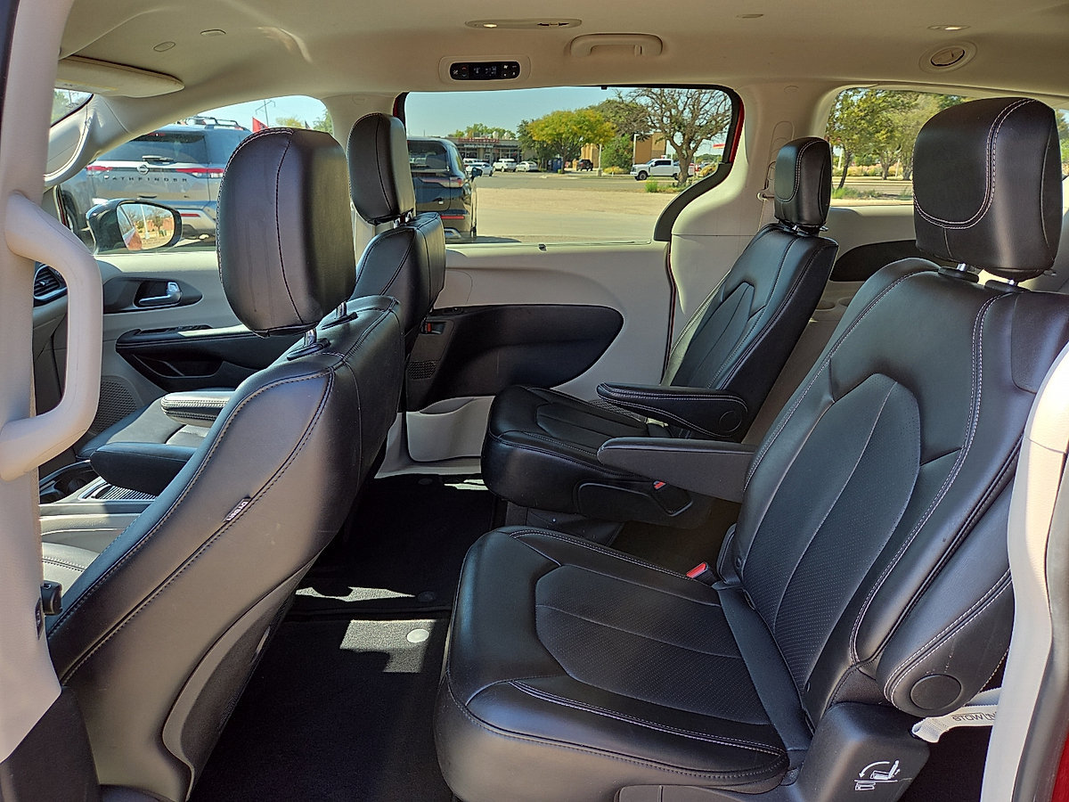 Used 2024 Chrysler Pacifica Touring-L FWD image 18
