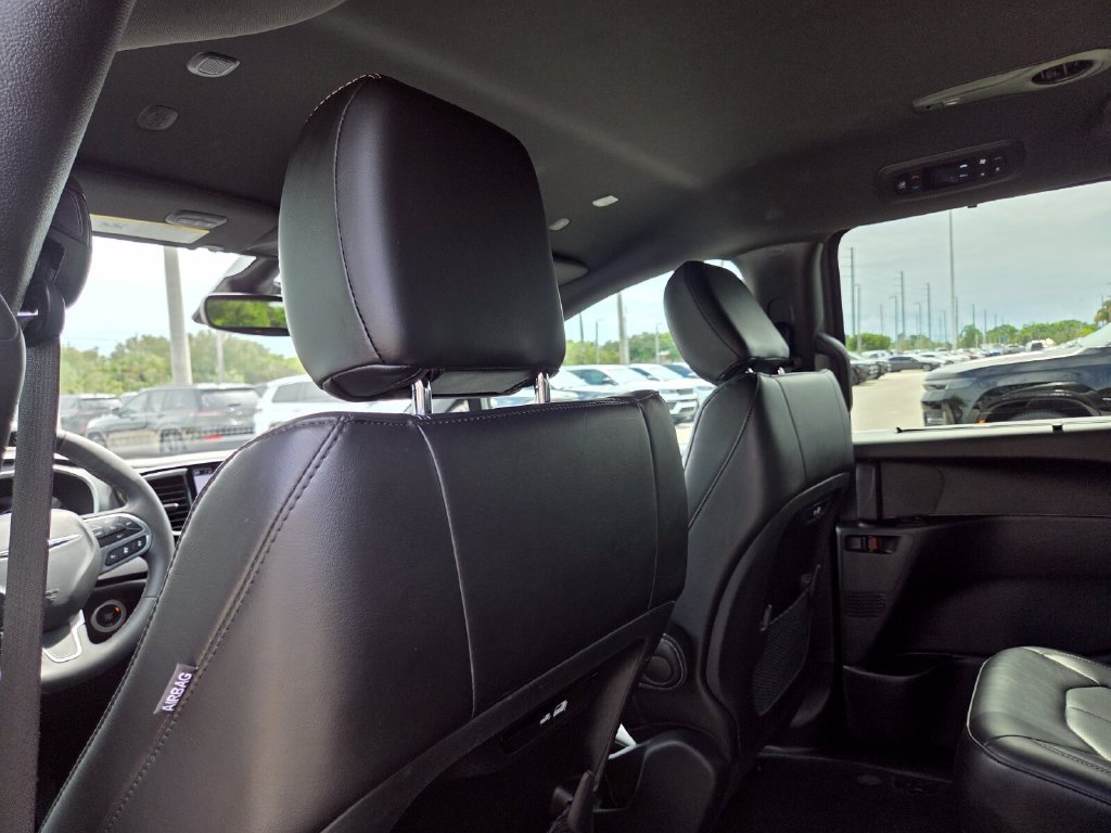 Used 2025 Chrysler Pacifica Select FWD image 26
