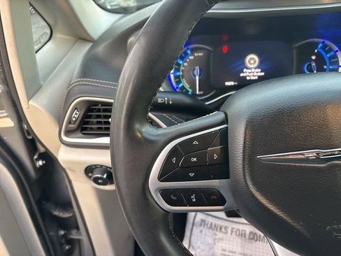 Used 2022 Chrysler Pacifica Touring-L image 17