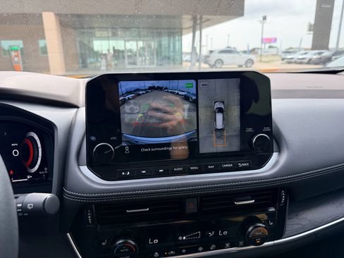 Used 2023 Nissan Rogue Platinum FWD image 21