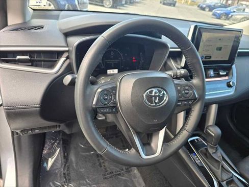 Used 2025 Toyota Corolla Cross XLE w/ Convenience Package FWD image 27
