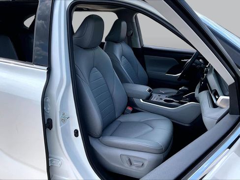 Used 2021 Toyota Highlander XLE FWD image 9