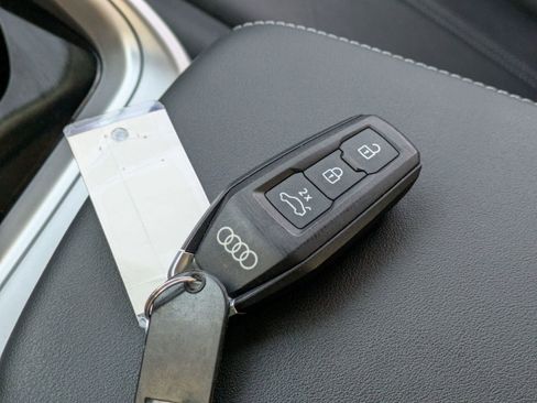 Used 2025 Audi Q5 Premium w/ Convenience Package image 32