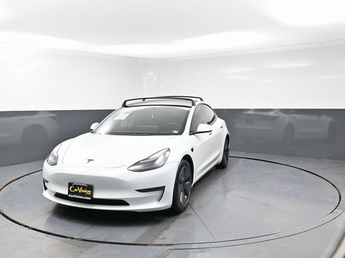 Used 2022 Tesla Model 3 Standard Range image 3