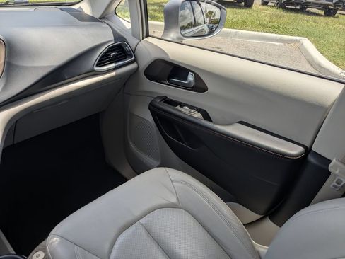 Used 2017 Chrysler Pacifica Touring-L Plus w/ Advanced Safetytec Group FWD image 26