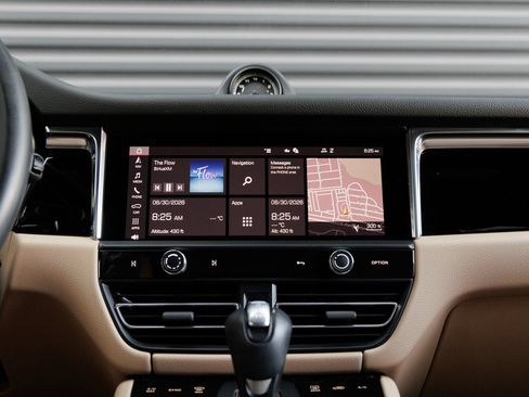 Certified 2025 Porsche Macan AWD/4WD image 20