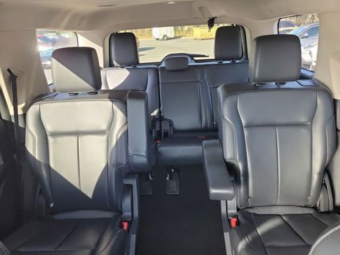 Used 2023 Ford Expedition XLT image 5