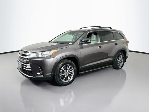Used 2019 Toyota Highlander XLE AWD/4WD image 3