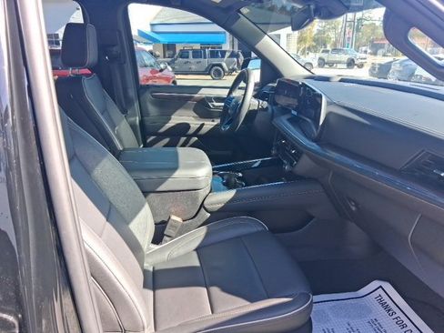 Certified 2025 Chevrolet Suburban Premier image 24