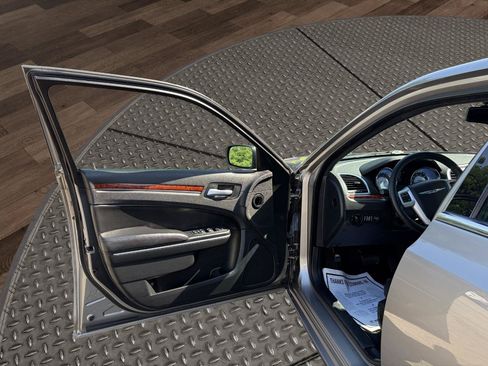 Used 2014 Chrysler 300 RWD image 17