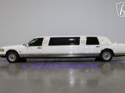 Used 1996 Lincoln Town Car Executive RWD image 29