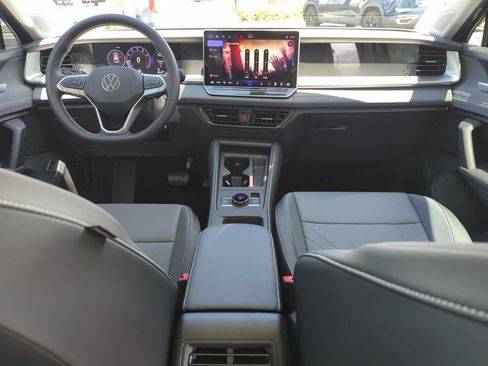 Used 2026 Volkswagen Tiguan SE FWD image 25