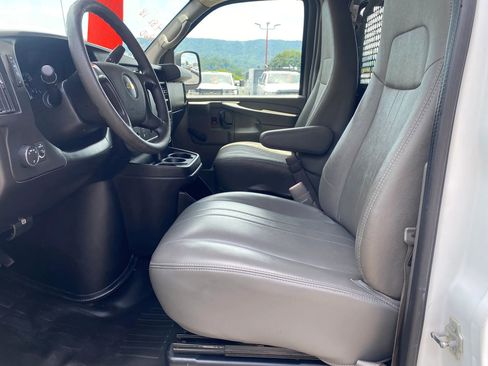 Used 2011 Chevrolet Express 2500 RWD image 9