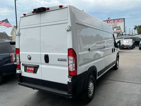 Used 2024 RAM ProMaster 2500 w/ Convenience Group FWD image 4