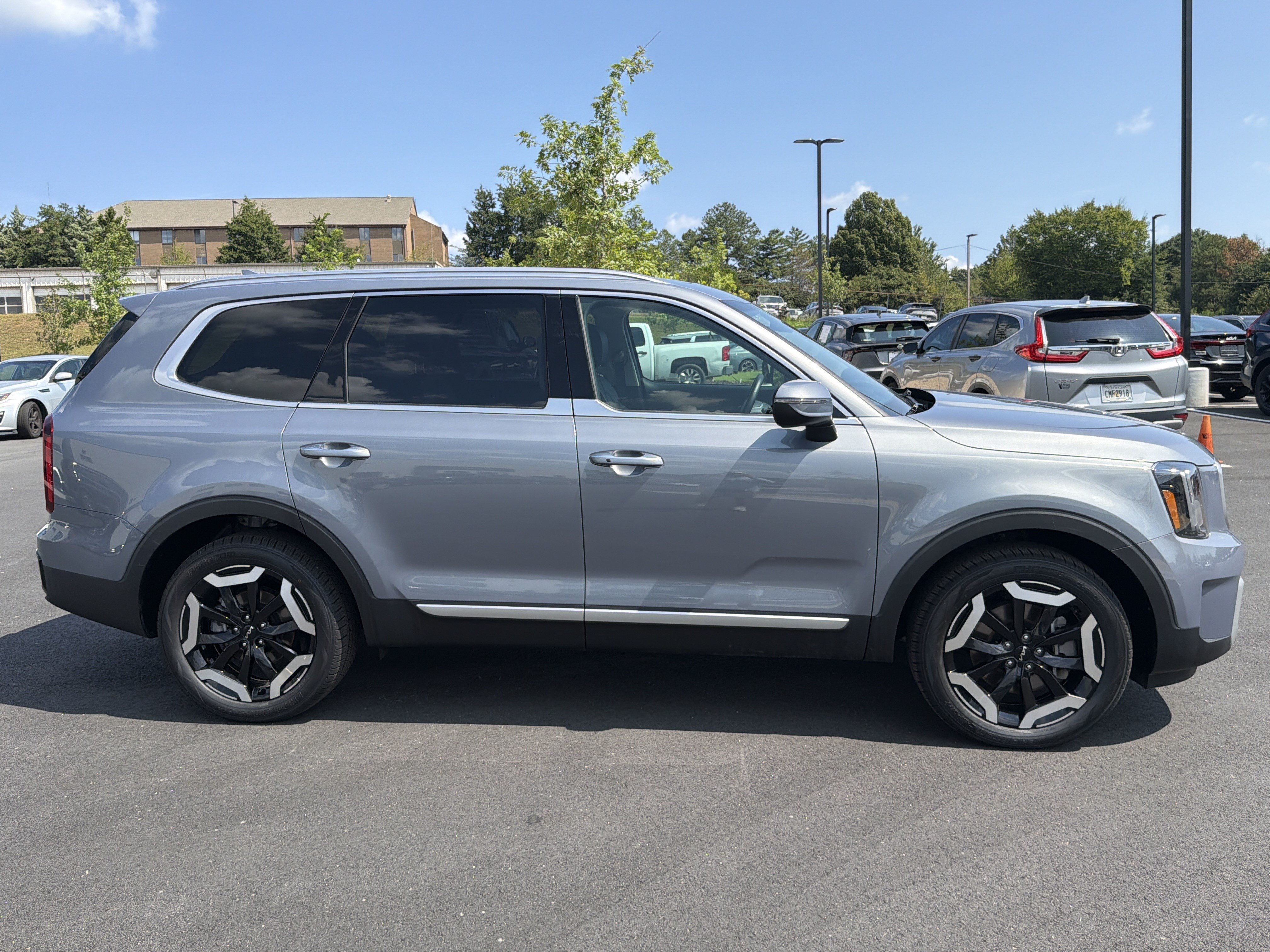 Used 2025 Kia Telluride S FWD image 8