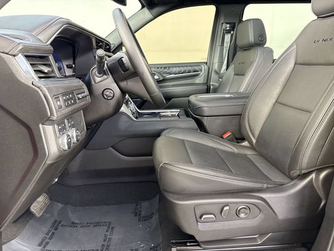 Used 2024 GMC Yukon XL Denali AWD/4WD image 4
