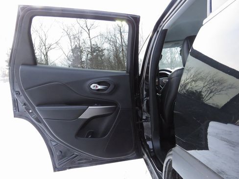 Used 2020 Jeep Cherokee Limited image 18