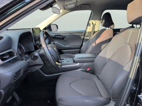 Used 2020 Toyota Highlander LE image 11