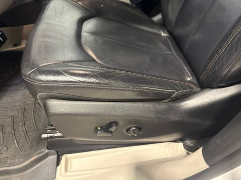 Used 2017 Chrysler Pacifica Touring-L FWD image 26
