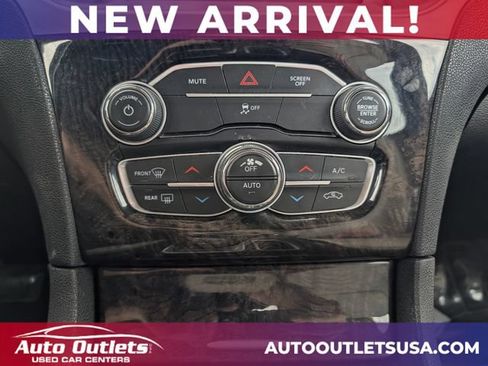 Used 2018 Chrysler 300 Limited AWD/4WD image 17