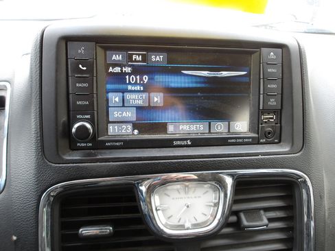 Used 2016 Chrysler Town & Country Touring image 19