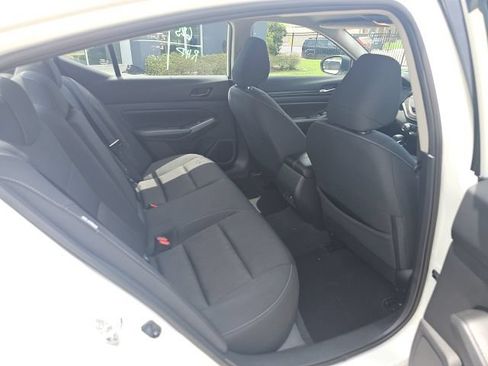 Used 2025 Nissan Altima 2.5 SV FWD image 19