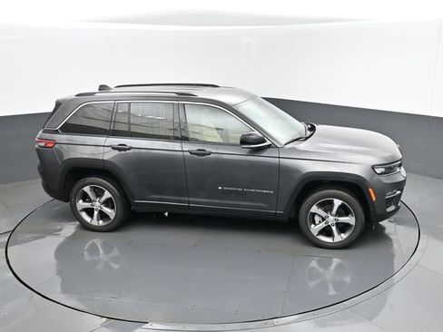 Used 2023 Jeep Grand Cherokee Limited w/ Luxury Tech Group II AWD/4WD image 22