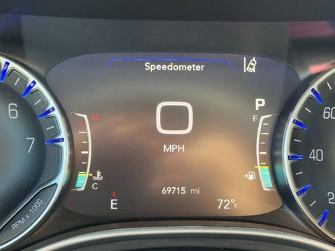 Used 2024 Chrysler Pacifica Touring-L FWD image 24