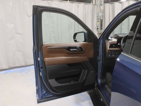 Used 2025 Chevrolet Tahoe High Country AWD/4WD image 27