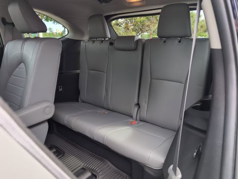 Used 2023 Toyota Highlander XLE FWD image 32